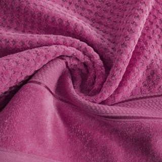 Ręcznik Jessi 30x50 amarantowy 500g/m2 z fakturą wytłaczanej krateczki i welurową bordiurą frotte Eurofirany
