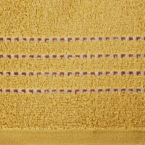 Ręcznik 70x140 Fiore musztardowy 500g/m2 frotte ozdobiony bordiurą w postaci cienkich paseczków Eurofirany
