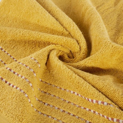 Ręcznik 70x140 Fiore musztardowy 500g/m2 frotte ozdobiony bordiurą w postaci cienkich paseczków Eurofirany