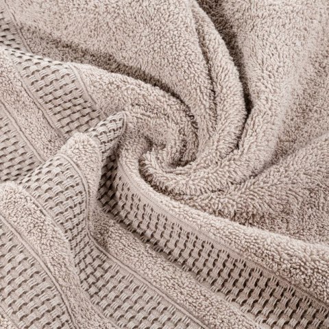 Ręcznik 70x140 Nastia beżowy z żakardową bordiurą w pasy w stylu eko frotte 500 g/m2 Eurofirany