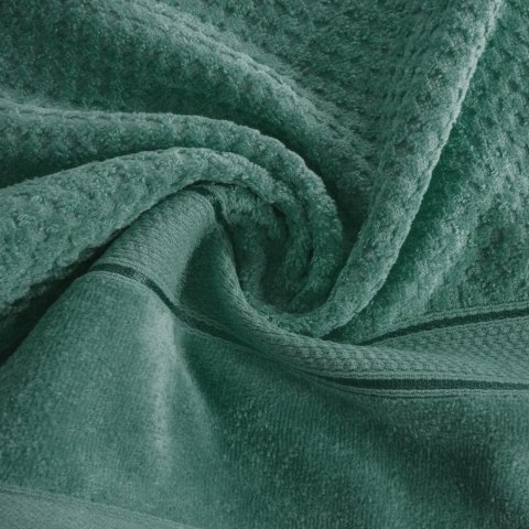 Ręcznik Jessi 70x140 zielony ciemny frotte 500g/m2 z fakturą wytłaczanej krateczki i welurową bordiurą Eurofirany