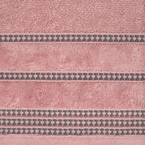 Ręcznik 70x140 Amanda pudrowy różowy z ozdobną welurową bordiurą w pasy frotte 500 g/m2 Eurofirany