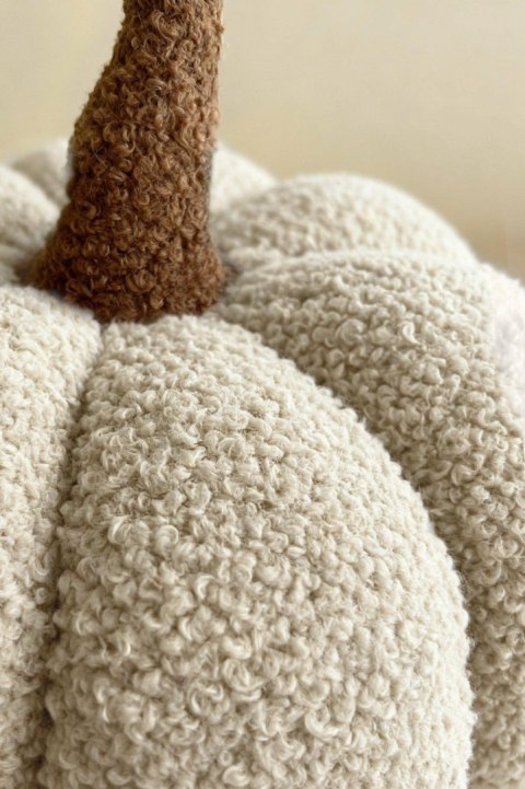 Poduszka dekoracyjna dynia boucle beżowa 35x35 - jesienna ozdoba do salonu i dekoracja na Halloween