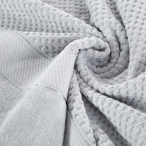 Ręcznik Jessi 70x140 srebrny frotte 500g/m2 z fakturą wytłaczanej krateczki i welurową bordiurą Eurofirany Ręcznik Jessi 70x140 srebrny frotte 500g/m2 z fakturą wytłaczanej krateczki i welurową bordiurą Eurofirany