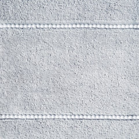 Ręcznik Mari 70x140 srebrny z welurową bordiurą 500g/m2 Eurofirany Ręcznik Mari 70x140 srebrny z welurową bordiurą 500g/m2 Eurofirany